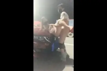 Tantangan Nyali Ngentot Outdoor Atas Mobil Bebas